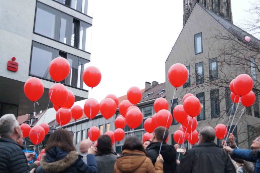Ballonaktion Tag der Seltenen Erkrankungen 2017.jpg
