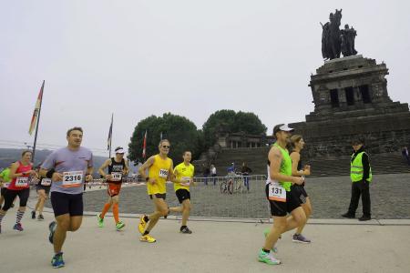 Sechs Disziplinen von 10 bis 42 Kilometer, auf einer neuen Strecke ab dem Stadion Oberwerth: Der Koblenzer Sparkassen Marathon macht allen Läu-fern ein attraktives Angebot inklusive Rundum-Service mit Shuttlebussen, Pacemakern, Verpflegungsstellen, Duschen/Massage und Marathonmesse. Foto: koblenz-marathon.de