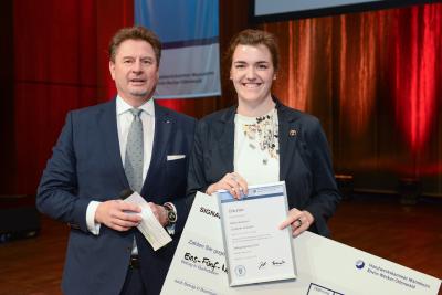Organisationsdirektor Joachim Schug (links) von der Signal Iduna Versicherungsgruppe bei der Preisübergabe an die Jahrgangsbeste des Jahres 2018, Bäckermeisterin Elisabeth Vielhaber (rechts), Quelle: Rittelmann