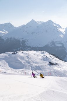 perfekte-pistenverhaeltnisse-im-skigebiet-arosa-lenzerheide-mit-blick-auf-den-tschuggen-aro.jpg