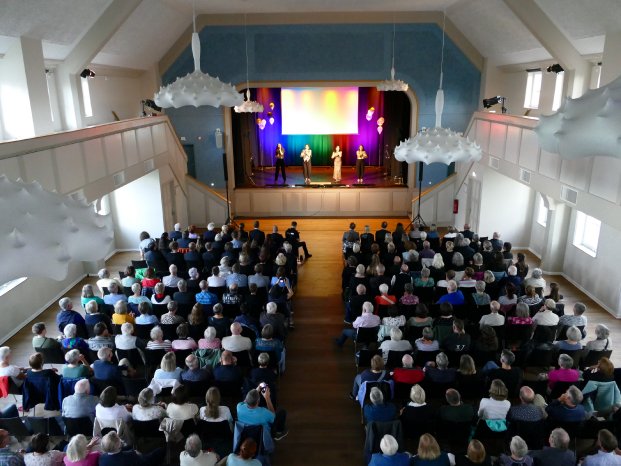 Publik_Bühne_von oben.JPG