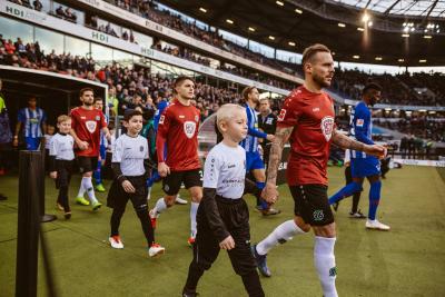 Begleitet von den Einlaufkindern vom TSV Stellingen liefen die 96-Profis mit einem Sondertrikot mit dem Kampagnenmotto "Stoppt Mobbing" ein