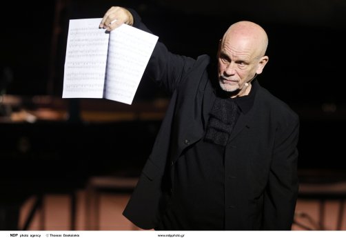 John Malkovich kritisiert Meisterwerke der Klassichen Musik live auf der Bühne foto Thomas Daska.JPG