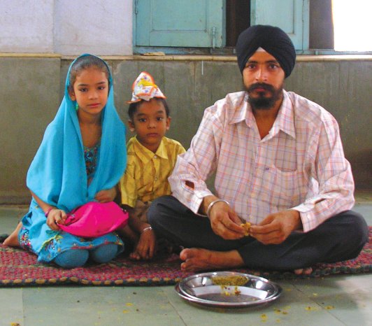 india_old-delhi_family.jpg