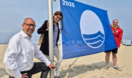 V.l._Matthias_Fromm__Mila_Zarkh_und_Lukas_Knaup_hissen_die_Blaue_Flagge__c__TZRW_Moritz_Nau.jpg
