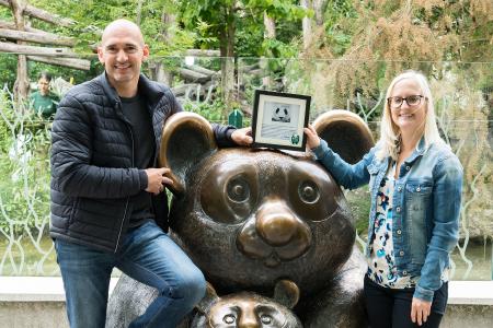 Preisträger: Autorin Johanna Bukovsky (r.) und der Fotograf Daniel Zupanc (l.)
Foto zur honorarfreien Verwendung: © GPFIN / Daniel Zupanc
Wir weisen ausdrücklich darauf hin, dass eine Verwendung der Fotos und Videos ausschließlich im Zusammenhang mit dieser Presseaussendung unter Urhebernennung erfolgen darf.