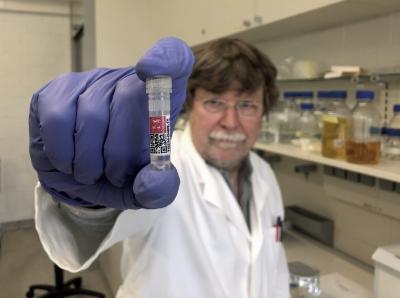 Das kleine Röhrchen, das Professor Stefan Dübel, Leiter des Biozentrums der TU Braunschweig, in die Kamera hält, enthält die Baupläne von Milliarden unterschiedlicher Antikörper aus aller Welt. Solche Genbibliotheken sind die Ausgangsbasis für die Entwicklung neuer Antikörper-Therapien - auch gegen Covid-19