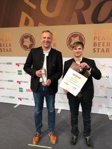 Die Weltenburger Braumeister Leonhard Resch und Ludwig Mederer bei der Siegerehrung für den European Beer Star auf der Messe „BrauBeviale“ in Nürnberg. Foto: obx-news/Neiswirth