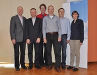 Freuen sich auf weitere zwei Jahre erfolgreicher Arbeit zugunsten der luftdichten Gebäudehülle: die frisch gekürten Vorstandsmitglieder des Fachverbands Luftdichtheit im Bauwesen e. V. Von links nach rechts der Vorsitzende des FLiB, Wilfried Walther, sein Stellvertreter Johannes Lötfering sowie als Beisitzer der neu ins Gremium gewählte Michael Meyer-Olbersleben, Martin Giebeler, Torsten Bolender und Stefanie Rolfsmeier.  Foto: FLiB e.V. Abdruck bei Quellenangabe honorarfrei. Belegexemplar erbeten