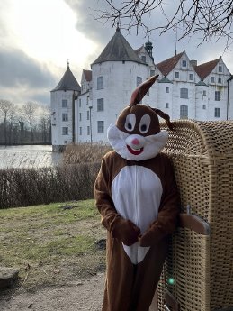 Osterhase_Schloss Glücksburg_Strandkorb_c-GLC_RRoeschmann (2).jpg