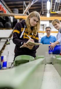 Mandy Ellrich ist eine Praktikerin: Neben ihrer Arbeit bei Valmet Automotive absolvierte sie den berufsbegleitenden Studiengang Ingenieurwesen – Maschinenbau an der Hochschule Osnabrück. Auch das Studium mit zahlreichen Projekten und Praktika war stark praxisorientiert / Foto: Oliver Pracht / Hochschule Osnabrück