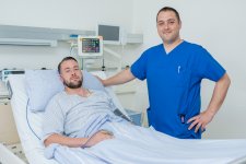 Milan Kusic am Bett eines Patienten