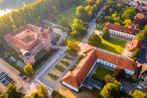 11-Eutin-Schlossensemble-Luftbild©yorbiter.com_Eutin Tourismus.jpg