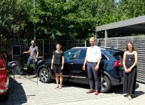 BKK ProVita nimmt Ladestationen für Elektrofahrzeuge in Betrieb (von links nach rechts: Michael Blasius (BKK ProVita), Anna Zipse und Norman Elmers (beide Polarstern), Christina Otzmann (BKK ProVita)).