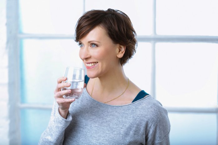 frau-mit-glas-heilwasser_magnesium-diabetes_foto_www.heilwasser.com_4989.jpg