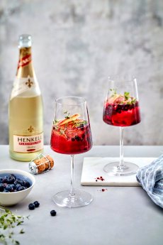 Alkoholfreier Blueberry-Spritz mit Thymian und Apfel mit Henkell Flasche.jpg