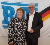Klaus Hoffmann, Landesobmann der Sudetendeutschen Landsmannschaft gratuliert Iris Ripsam MdB zur Wahl