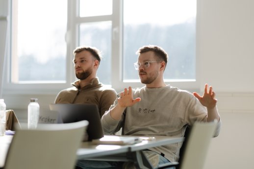 Bild_An_der_HSW_wird_in_kleinen_Gruppen_studiert.jpg