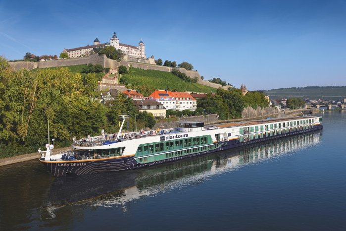 LadyDilettaWuerzburgmitFestung klein.jpg