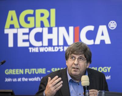 Rund 120 internationale Journalistinnen und Journalisten kamen zur Eröffnungspressekonferenz der DLG auf der diesjährigen Agritechnica. Prof. Dr. Arno Ruckelshausen von der Hochschule Osnabrück, einer der renommiertesten Forscher in der Feldrobotik, informierte die Medienvertreter über aktuelle Entwicklungen seiner Disziplin / Foto: DLG
