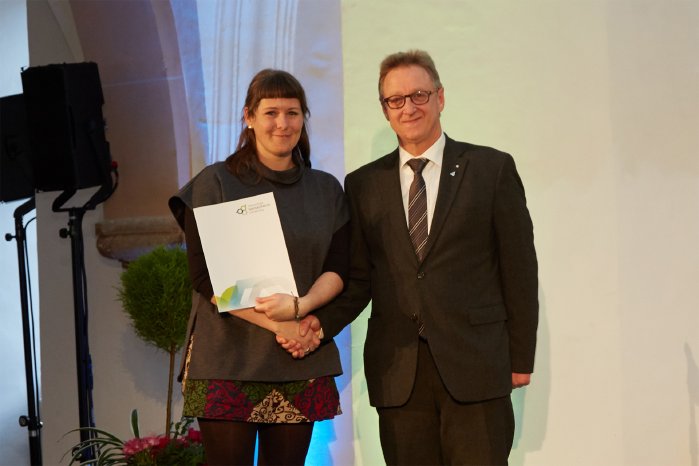 20180410_Prof. Gerd Helget gratuliert Stefanie Bürger zum Abschluss ihres Referendariats © Hochs.jpg