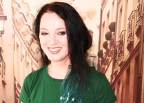 Die Studierenden Antje Hänzelmann, Medieninformatik und Michael Georg Schmidt, IT-Sicherheit, informieren über verschiedene Messenger und geben Empfehlungen / Foto: Kerstin Schmidt