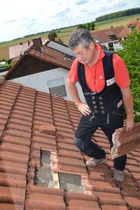 Ein typisches – aber auch vermeidbares – Schadensbild: Der Windsog hat Teile der Eindeckung abgehoben. Hier kann aus einem relativ kleinen Schaden schnell ein kapitaler Dachschaden entstehen, Foto: HF.Redaktion