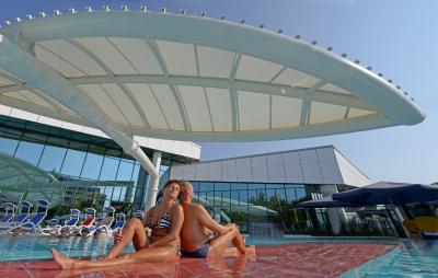 Modern, komfortabel, abwechslungsreich: Europas weitläufigste Thermenlandschaft ist 80 Jahre nach Entdeckung des legendären Heilwassers das „Markenzeichen“ von Bad Füssing im Herzen des Bayerischen Golf- und Thermenlands. Foto: obx-news