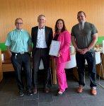 Zum 25-jährigen Firmenjubiläum bei der BKK ProVita gratulierten Sandra Huber (v. l. n. r.) Vorstandsvorsitzender Walter Redl, Hauptabteilungsleiter Josef Huber und Personalratsvorsitzender André Fuchs