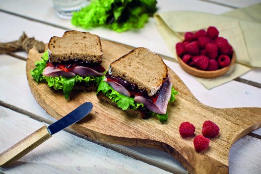 25-04 PM Friesenkrone Weltfischbroetchentag Bauernbrot Stulle Paprika Himbeere.jpg