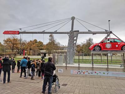 Das neue Exponat der "Riesenhebel" auf dem Vorplatz des Universum Bremen wurde heute eingeweiht (M.Rospek, copyright : Die Sparkasse Bremen)