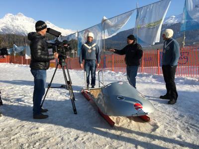 Das Bobteam mit Kameramann Klaus Achter und Regisseur Heinz Leger bei den Dreharbeiten / Klaus Achter, Alexander Rödiger, Heinz Leger, Maximilian Arndt / Foto: Robert Lang, Copyright: Kensington Communications