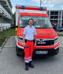 Stefan Klose von der BKK ProVita vor dem Rettungswagen DAH 71/1 des BRK Dachau, den er bei der 