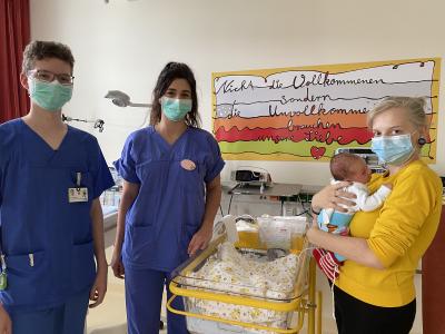 v.l.n.r.: Marvin Maibaum, Azubi zum Kinderkrankenpfleger, Laura Jennen, Kinderkrankenschwester und Lis-Marie K. mit Noah
