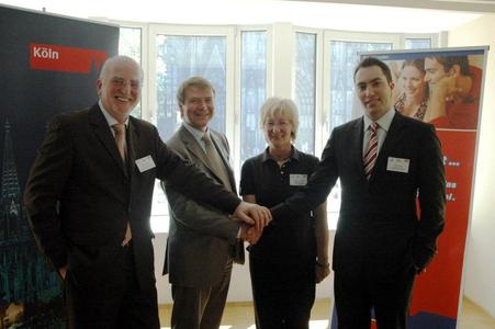 V.l.n.r.:Klaus Odenthal(Bereichsleiter Marketing/Öffentlichkeitsarbeit KölnTourismus),Josef Sommer(Geschäftsführer KölnTourismus),Annette Wachter(Geschäftsführerin games cologne gGmbH),Tobias Ragge(Geschäftsführer HRS-HOTEL RESERVATION)