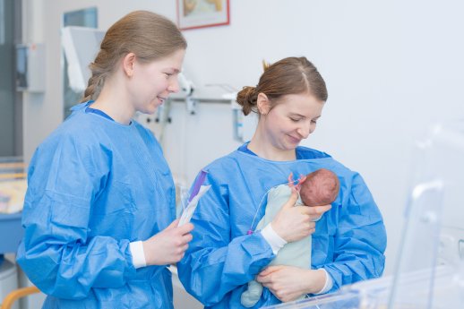 230224_S25_Pflege_Baby_Pflegekraft_Bildquelle_MK-7.jpg
