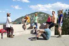 Die Reiseleiterin baut kurze Spanischeinheiten in die Tour ein: mal im Hotel, mal unterwegs