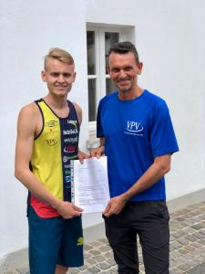Luke Kelly und Lars Georg Volkmann nach der Vertragsunterzeichnung / Bild: Volker Miller