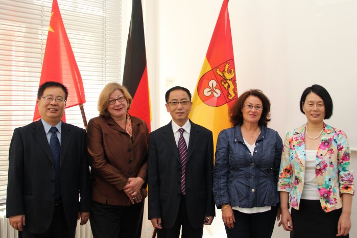 Chin.Delegation v.l.n.r. Lyu Bo, Andrea Fischer, Wang Shenggao, Michaela Michalowitz, Li Ch.JPG