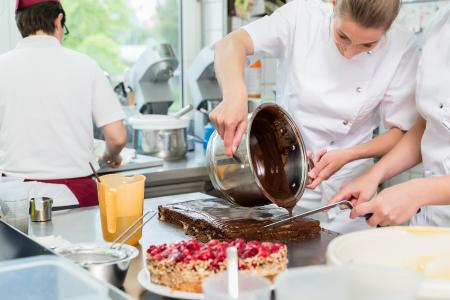 Laut Konjunkturbericht gibt es für das Lebensmittelgewerbe, darunter Konditoren, besonders viele Aufträge / Foto: obx-news/Handwerkskammer Niederbayern-Oberpfalz/Kzenon