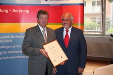 Kammerpräsident Walter Tschischka (rechts) gratuliert Martin Sättele (links) zur Ehrennadel in Silber der Handwerkskammer Mannheim Rhein-Neckar-Odenwald