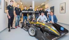 Die Geschäftsführer Uwe Spetzger und Markus Heming mit Mitgliedern des KA-RaceIng-Teams (Bildquelle: Markus Kümmerle)