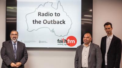 Start der Ausstrahlung des Radiosenders "Faith FM" über VAST (re. außen Michael Engelbrecht) / © Foto: Adventist Record