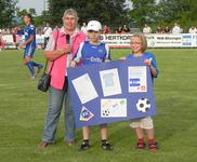 v.l.n.r.: Gudrun Schütte, Uros und Lena, Bildquelle: Städtisches Klinikum Karlsruhe