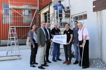 Firma Ludwig in Ulrichstein schafft Platz für Büros und Ausstellungsflächen. Andrea Ortstadt (Wirtschaftsförderung Vogelsbergkreis), Wirtschaftsdezernent Dr. Jens Mischak und Bürgermeister Edwin Schneider (v. li.) besuchten den Betrieb. Roland Ludwig und Sohn Fabian halten den Bauplan, rechts daneben stehen Bodo Stein (Heizungsbaumeister) und der Seniorchef Reinhold Ludwig / Foto: Gaby Richter, Vogelsbergkreis