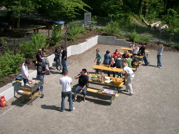 Grillen auf Sportplatz 2006.JPG