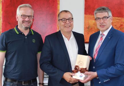 Landrat Manfred Görig (rechts) übermittelt Helmut Reitschky seinen herzlichen Dank und die besten Wünsche des Vogelsbergkreises. Der stellvertretende Schulleiter geht zum 1. August in den Ruhestand. Schulleiter Friedhelm Walther (links) schließt sich den guten Wünschen an / Foto: Erich Ruhl-Bady, Pressestelle Vogelsbergkreis
