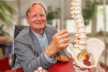 Herr Prof. Dr. Dietrich Grönemeyer behandelt in seinen Instituten Menschen mit chronischen Rückenleiden.
Fotograf: Stephan Schütze