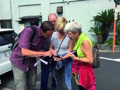 Besprechung mit Reiseteilnehmern, welche nahen Ausflugsziele noch zusätzlich besucht werden sollen.