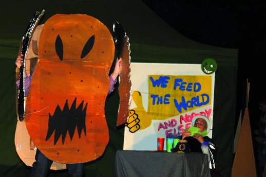 ec2013-theater Tomas aus Litauen als mutierte Monsterkartoffel.jpg